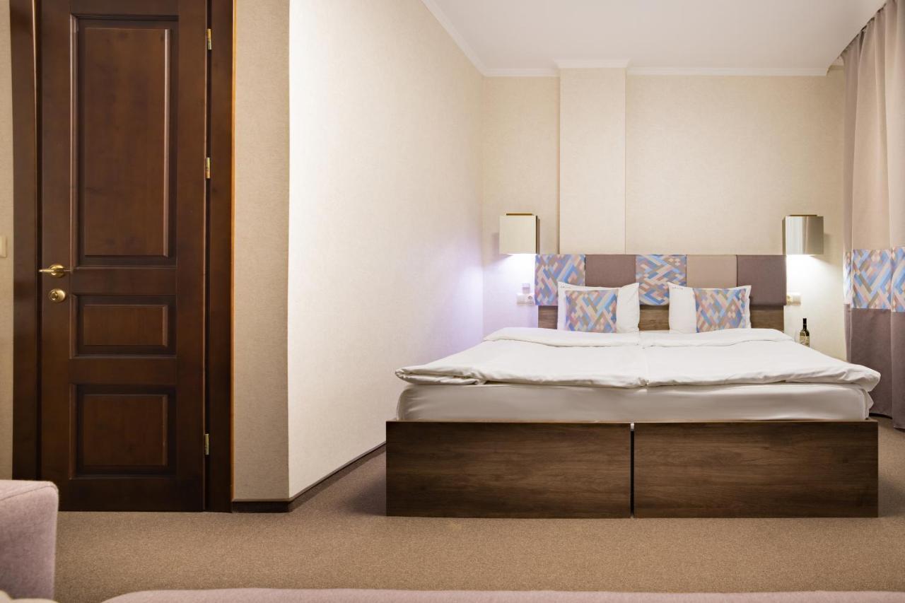Private Rooms In Hotel Lift 1R บูโคเวล ภายนอก รูปภาพ