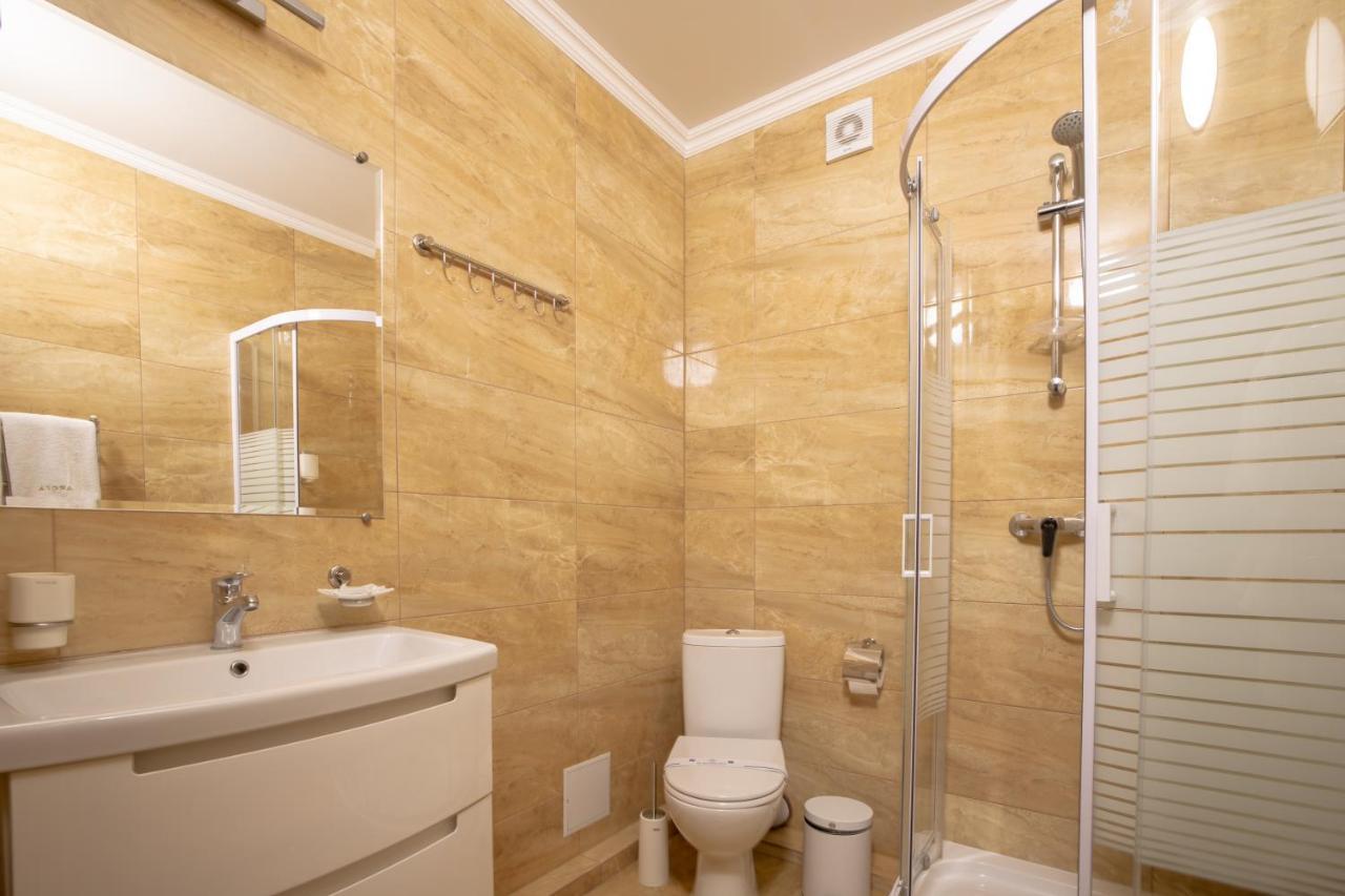 Private Rooms In Hotel Lift 1R บูโคเวล ภายนอก รูปภาพ