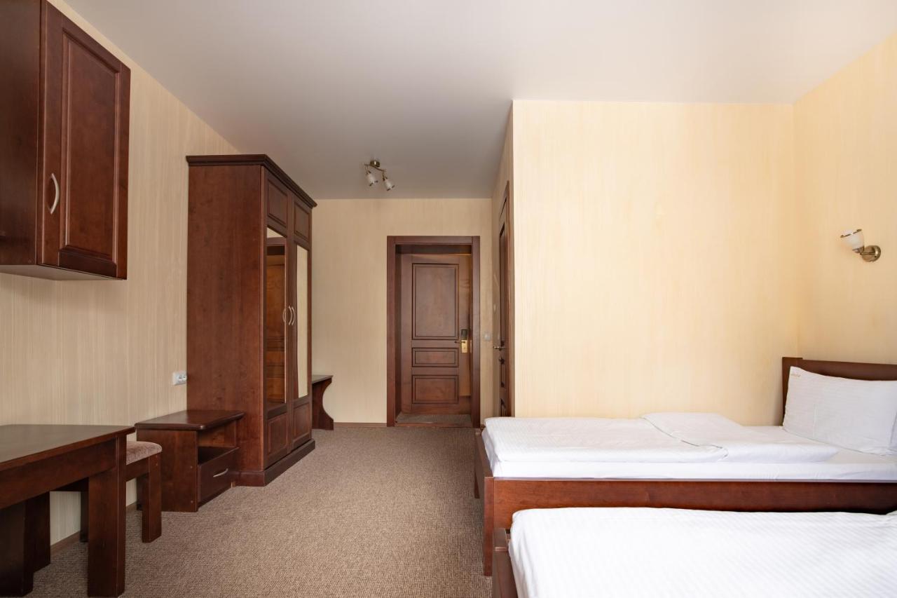 Private Rooms In Hotel Lift 1R บูโคเวล ภายนอก รูปภาพ