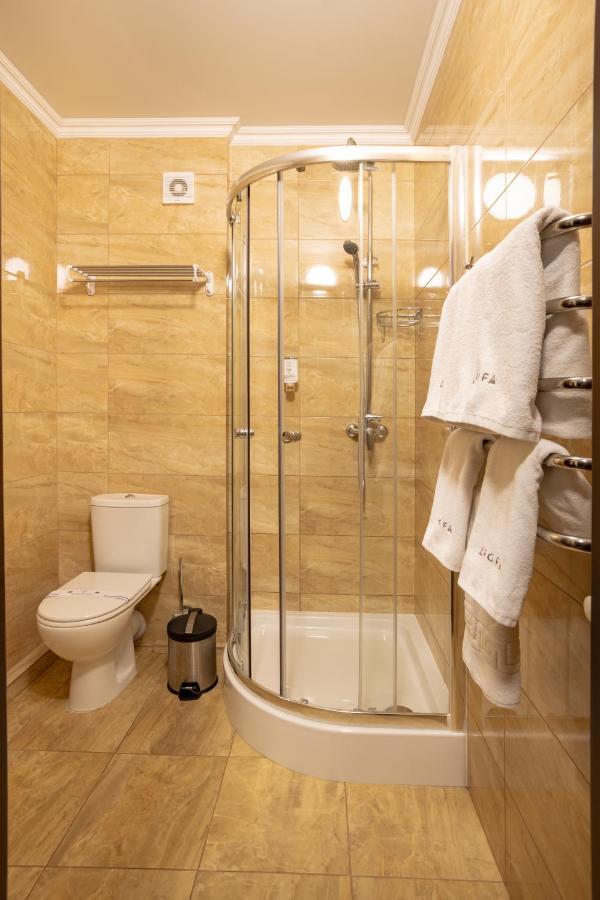 Private Rooms In Hotel Lift 1R บูโคเวล ภายนอก รูปภาพ
