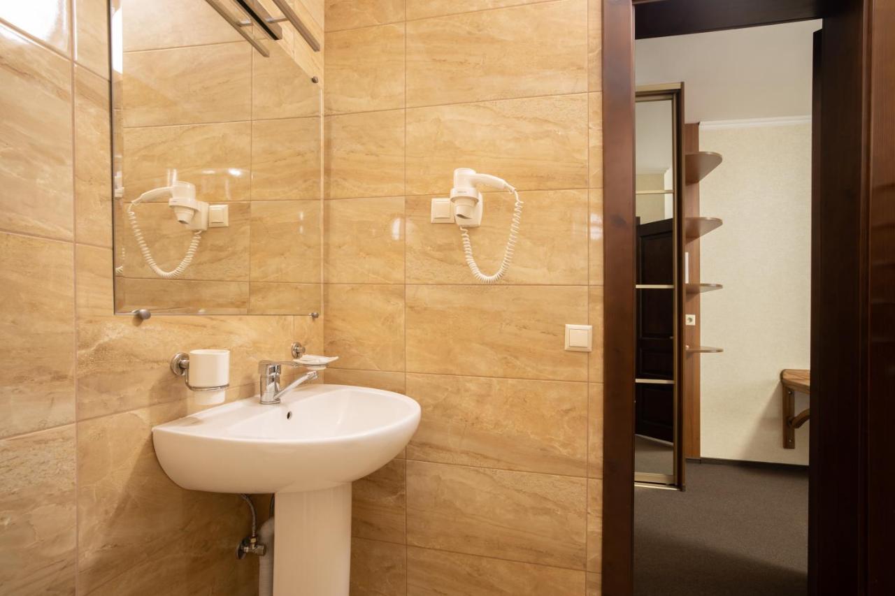 Private Rooms In Hotel Lift 1R บูโคเวล ภายนอก รูปภาพ