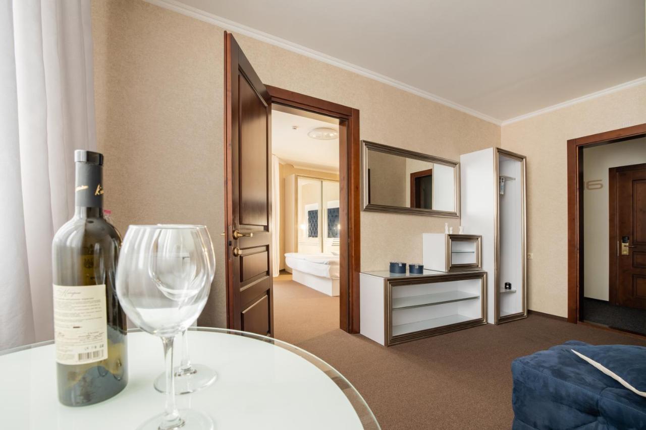 Private Rooms In Hotel Lift 1R บูโคเวล ภายนอก รูปภาพ