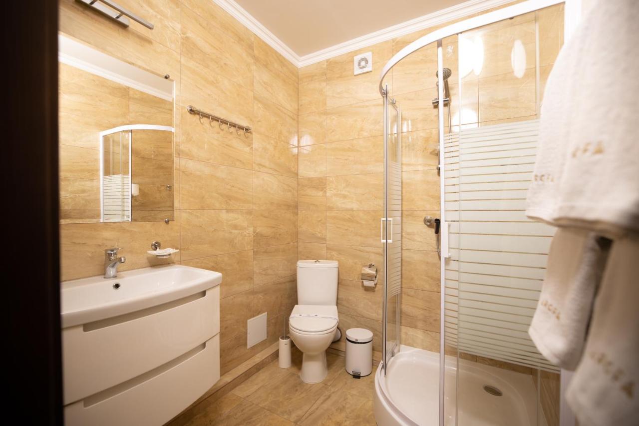 Private Rooms In Hotel Lift 1R บูโคเวล ภายนอก รูปภาพ