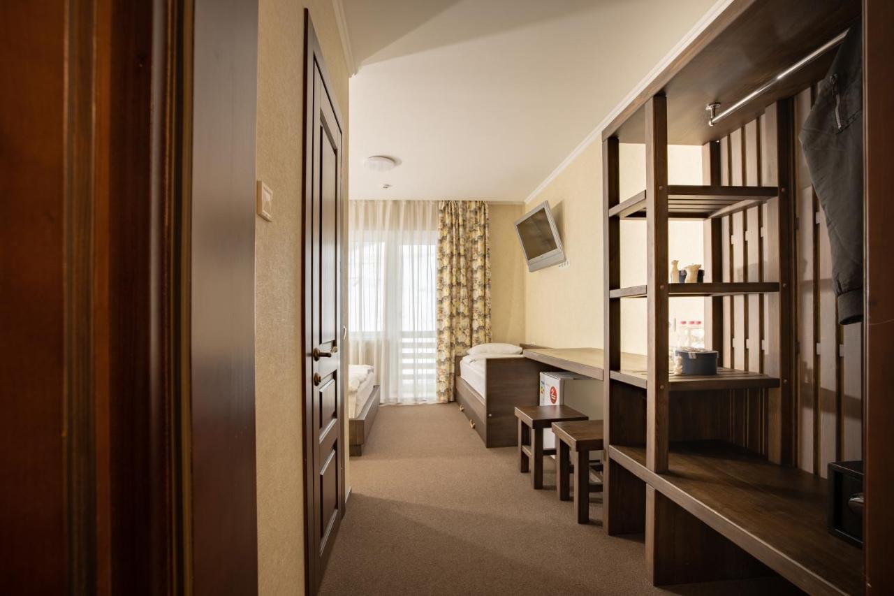 Private Rooms In Hotel Lift 1R บูโคเวล ภายนอก รูปภาพ