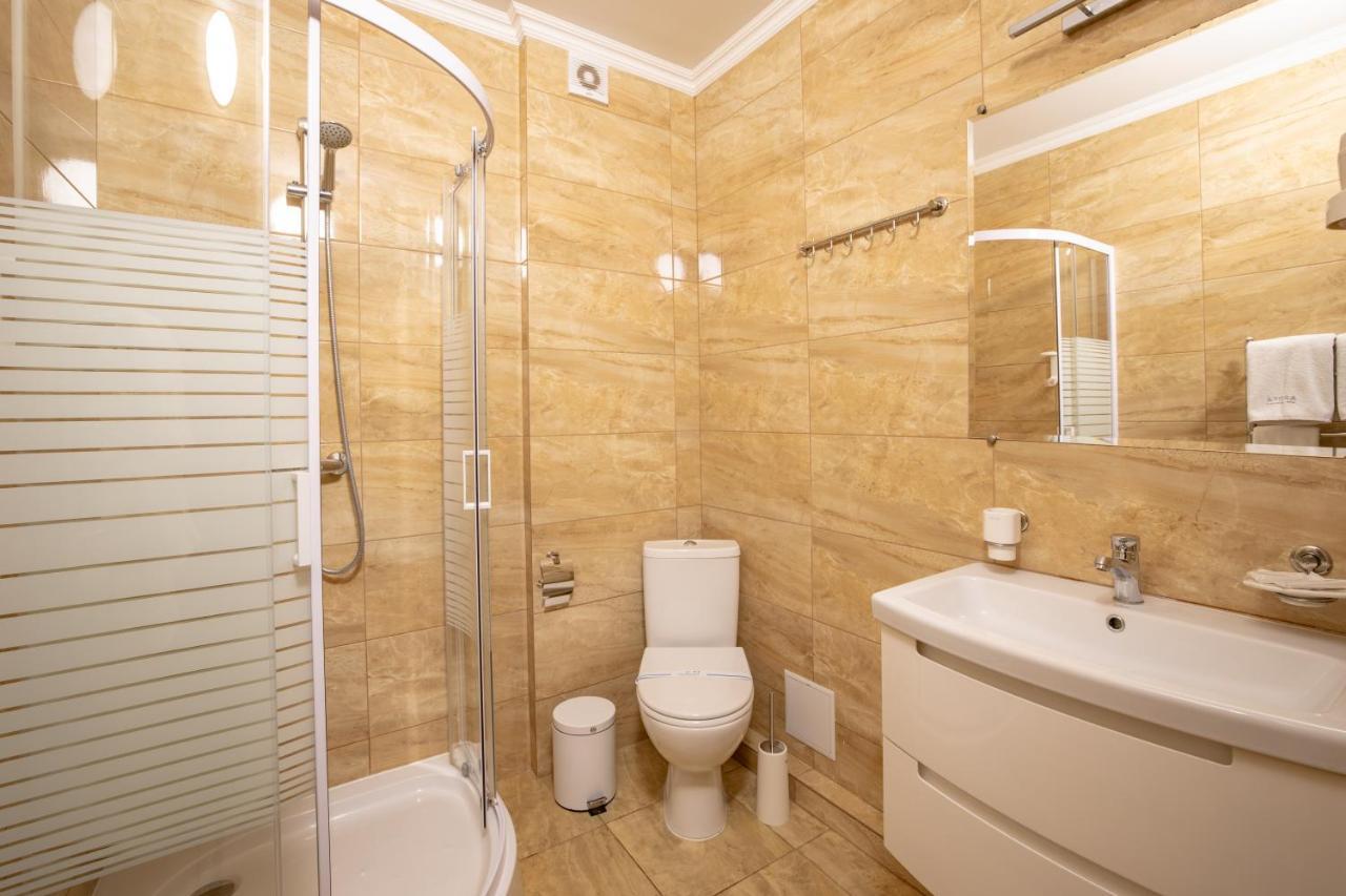 Private Rooms In Hotel Lift 1R บูโคเวล ภายนอก รูปภาพ