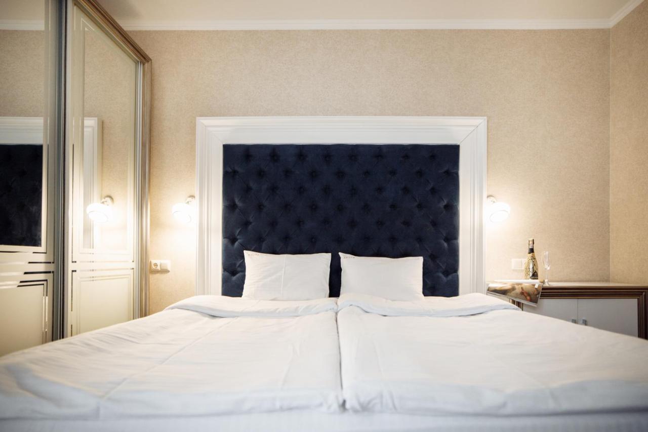 Private Rooms In Hotel Lift 1R บูโคเวล ภายนอก รูปภาพ