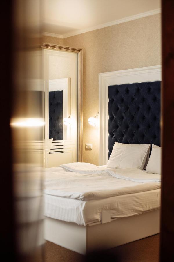 Private Rooms In Hotel Lift 1R บูโคเวล ภายนอก รูปภาพ