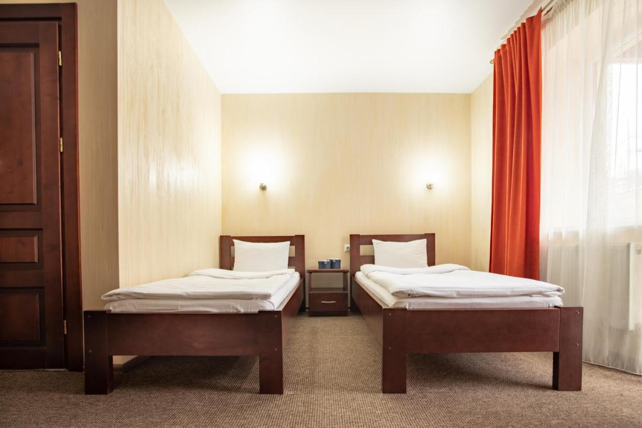 Private Rooms In Hotel Lift 1R บูโคเวล ภายนอก รูปภาพ