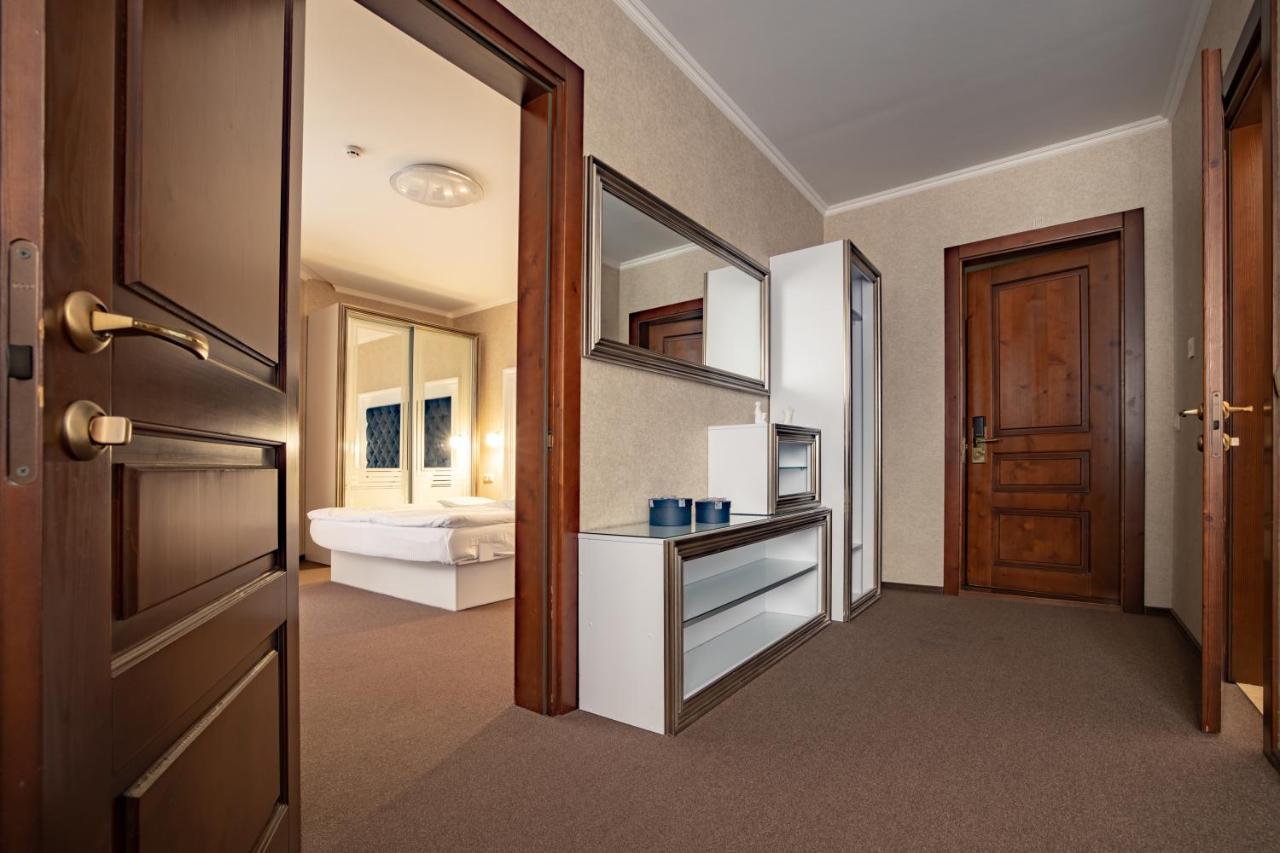 Private Rooms In Hotel Lift 1R บูโคเวล ภายนอก รูปภาพ