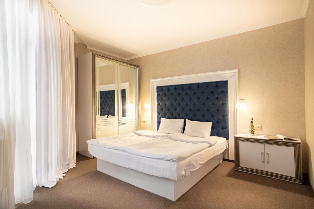 Private Rooms In Hotel Lift 1R บูโคเวล ภายนอก รูปภาพ