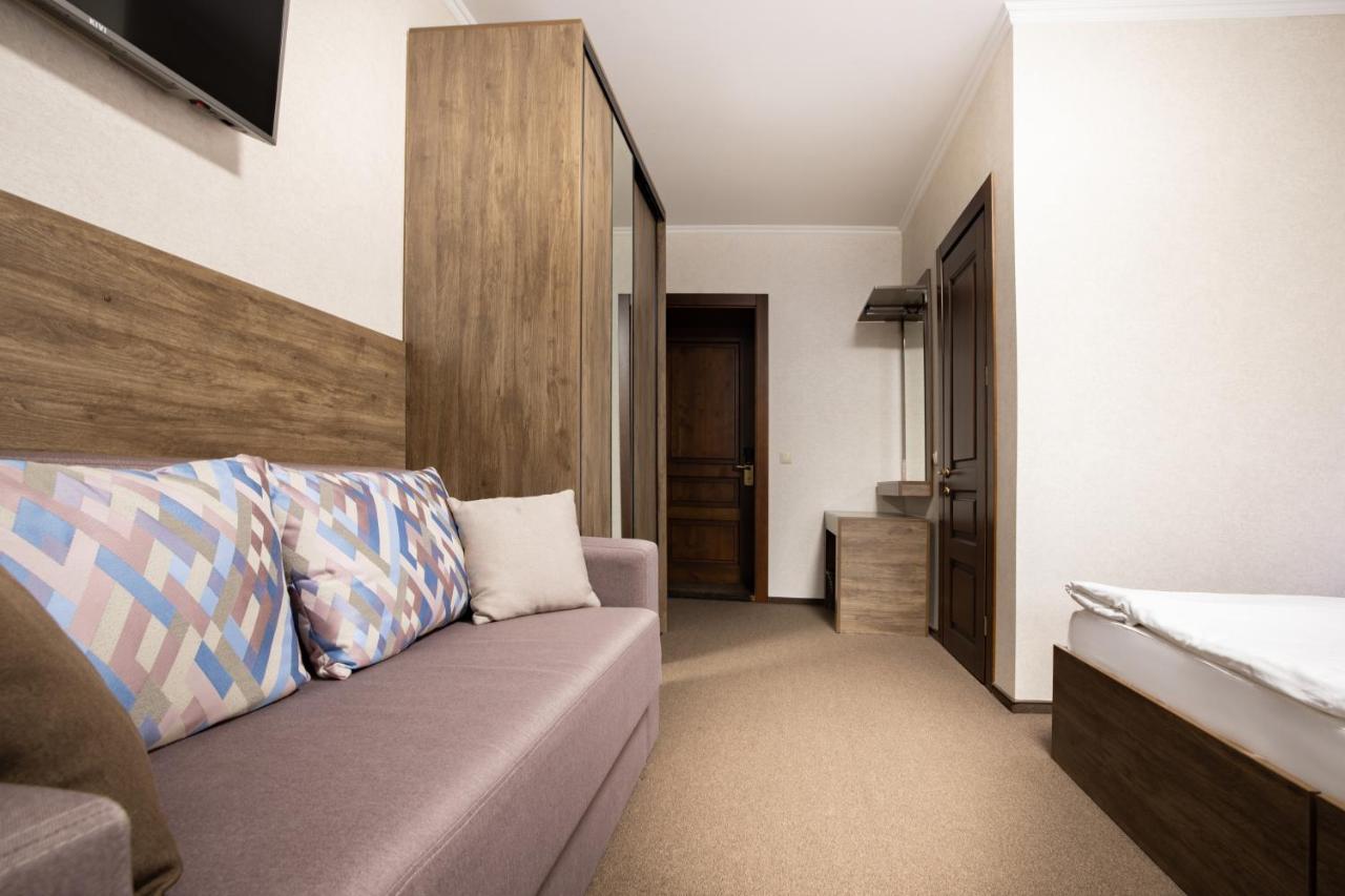 Private Rooms In Hotel Lift 1R บูโคเวล ภายนอก รูปภาพ