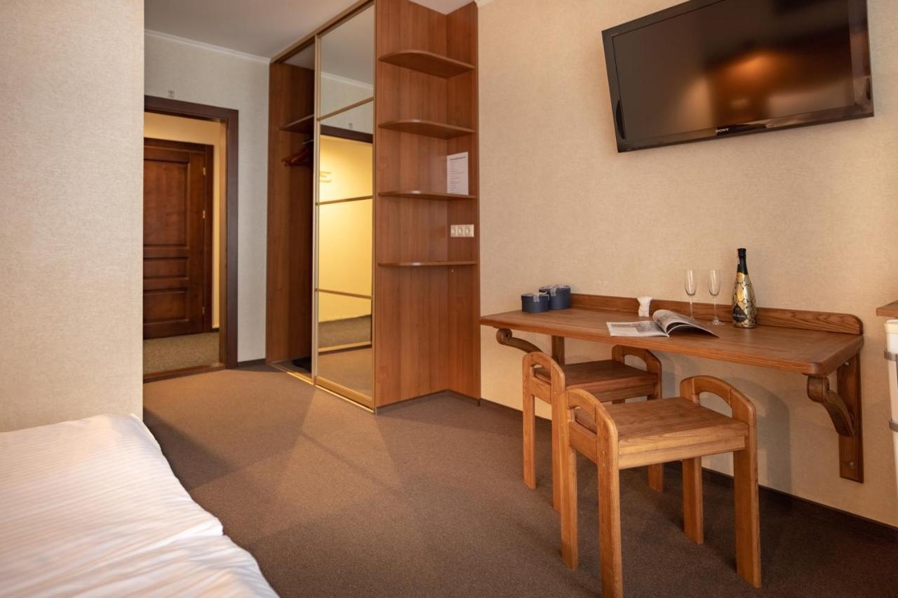 Private Rooms In Hotel Lift 1R บูโคเวล ภายนอก รูปภาพ