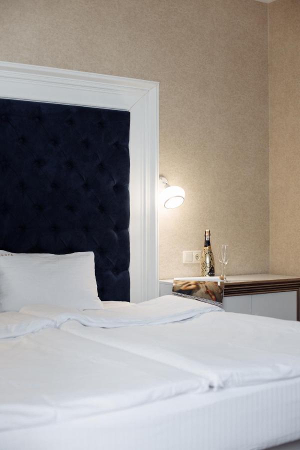 Private Rooms In Hotel Lift 1R บูโคเวล ภายนอก รูปภาพ