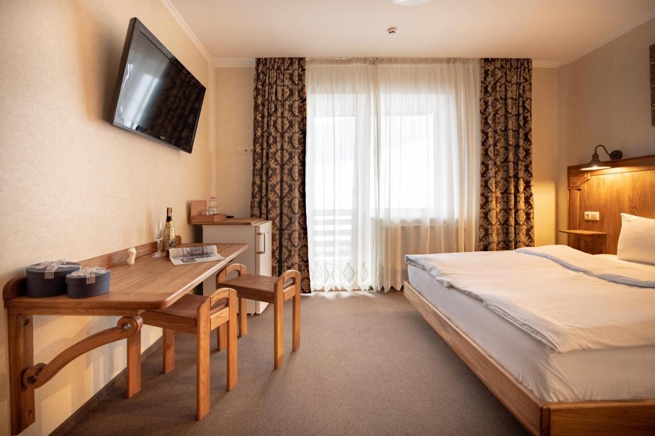 Private Rooms In Hotel Lift 1R บูโคเวล ภายนอก รูปภาพ