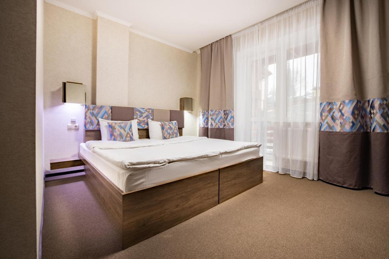 Private Rooms In Hotel Lift 1R บูโคเวล ภายนอก รูปภาพ
