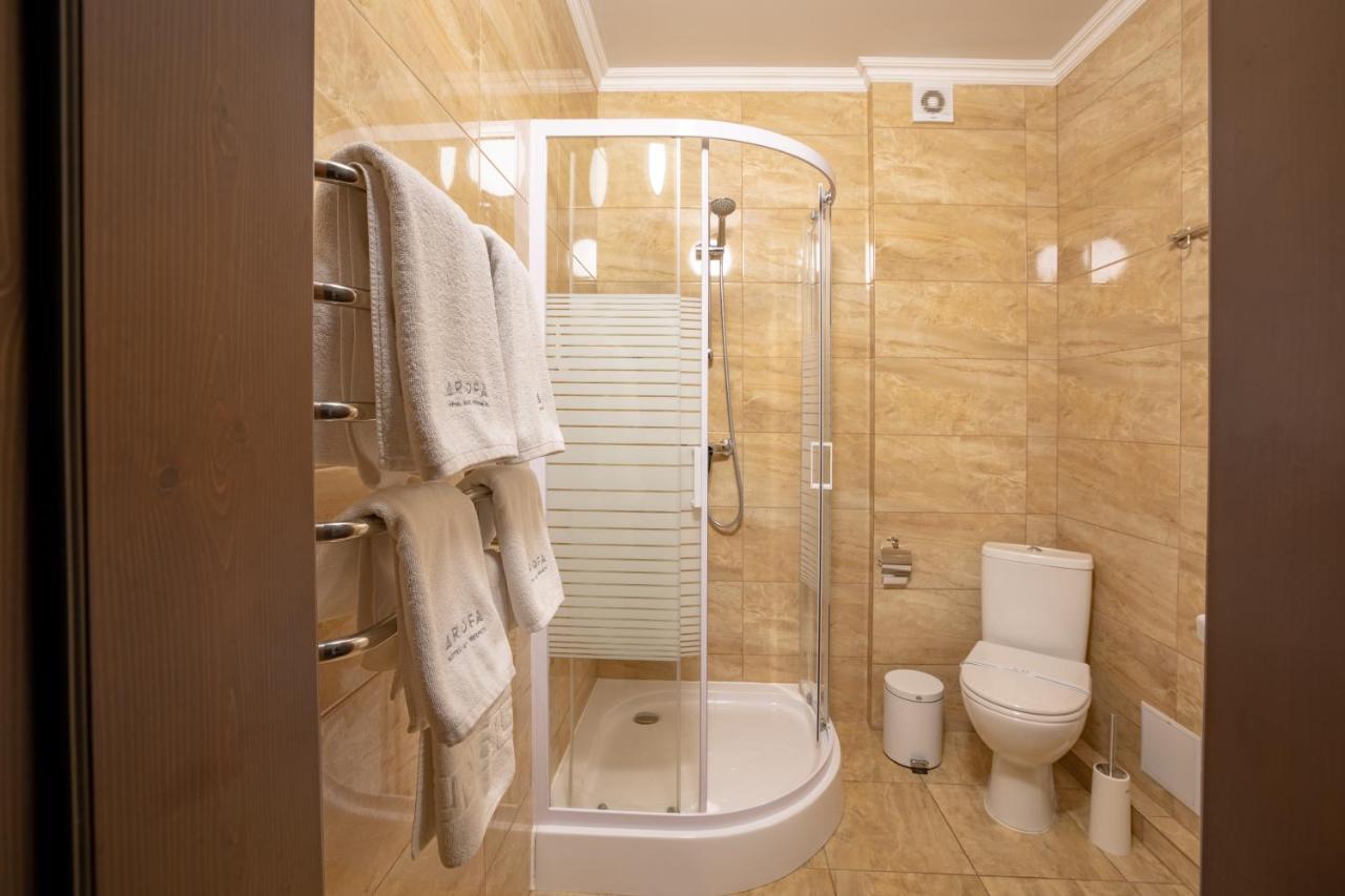 Private Rooms In Hotel Lift 1R บูโคเวล ภายนอก รูปภาพ
