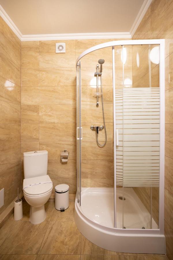 Private Rooms In Hotel Lift 1R บูโคเวล ภายนอก รูปภาพ
