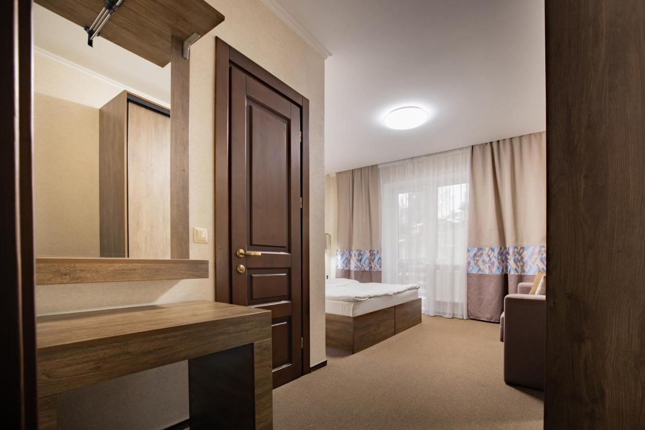 Private Rooms In Hotel Lift 1R บูโคเวล ภายนอก รูปภาพ