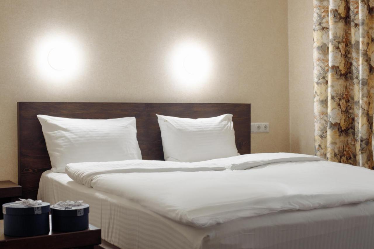 Private Rooms In Hotel Lift 1R บูโคเวล ภายนอก รูปภาพ