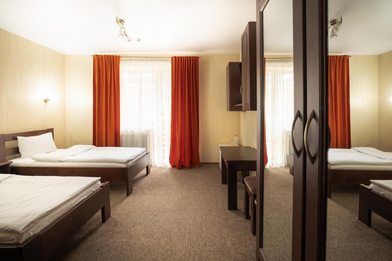Private Rooms In Hotel Lift 1R บูโคเวล ภายนอก รูปภาพ