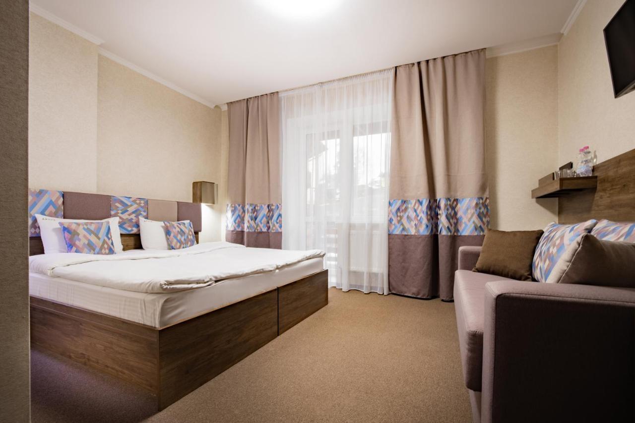 Private Rooms In Hotel Lift 1R บูโคเวล ภายนอก รูปภาพ