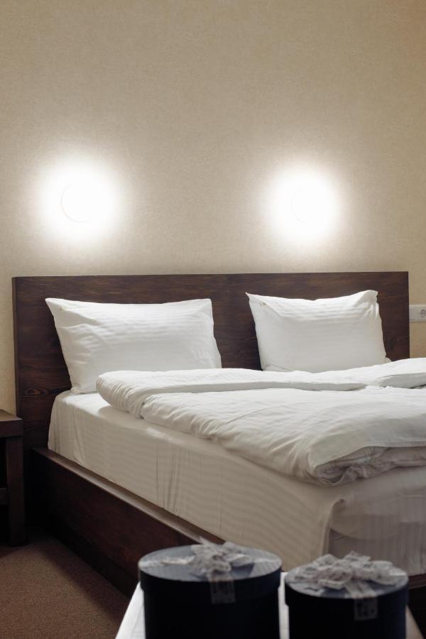 Private Rooms In Hotel Lift 1R บูโคเวล ภายนอก รูปภาพ